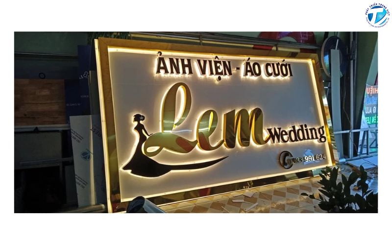 Bảng hiệu hộp đèn chữ nổi hắt sáng chân